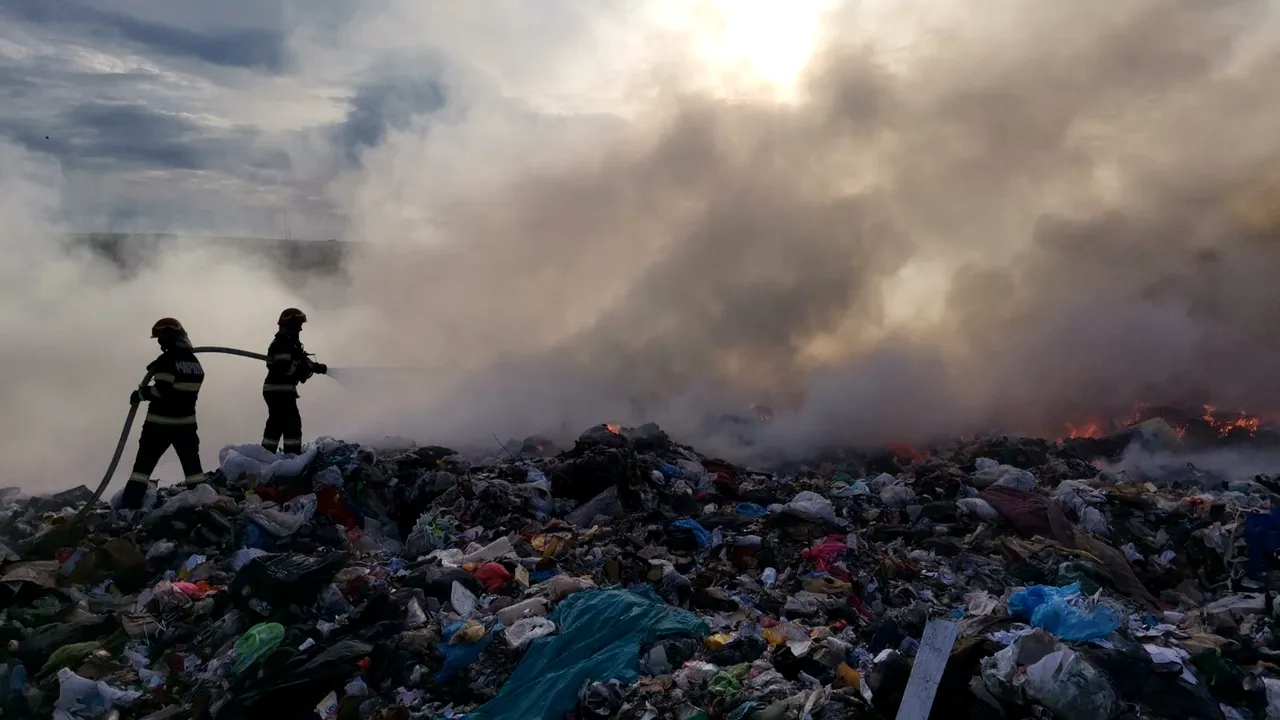 Botoşani: Incendiu cu degajări mari de fum la un depozit ecologic de deşeuri