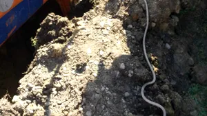 INTERVENŢIE dificilă la Suceava: Muncitori care lucrau la sistemul de canalizare, prinşi sub un mal de pământ | FOTO, VIDEO