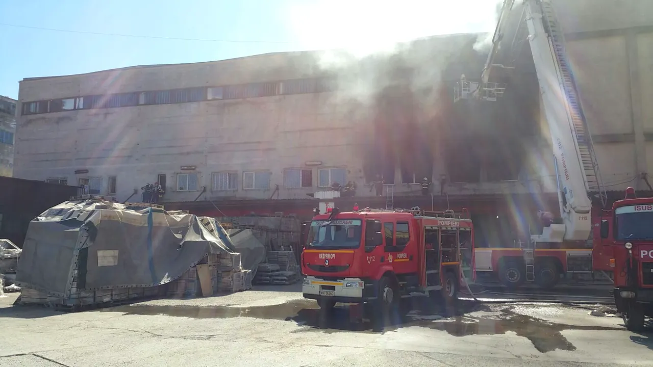 Incendiu la un depozit de pe bulevardul Valea Cascadelor din Capitală/ Focul a fost stins
