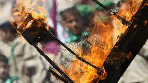 Premierul egiptean va merge în vizită în Fâşia Gaza, în semn de solidaritate cu enclava palestiniană. Israelul acceptă un scurt armistiţiu