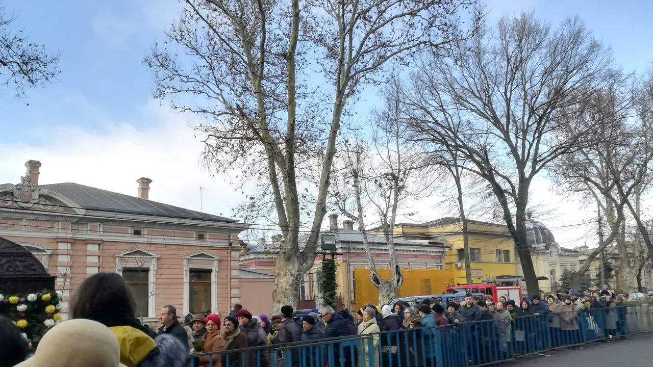 Sute de oameni s-au înghesuit la moaştele Sfântului Nicolae, în faţa unei biserici din Brăila
