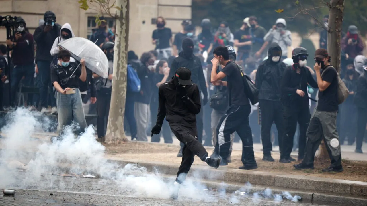 Numărul persoanelor arestate în timpul protestelor din Franța a crescut la 400. Macron: Cei care au vandalizat primăriile vor fi pedepsi