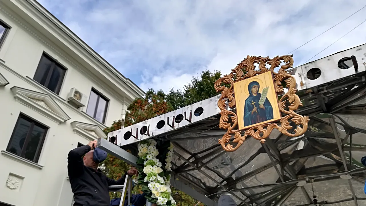 PELERINAJUL Cuvioasei Parascheva: Primii credincioşi au ajuns la Iaşi/ Mii de flori aduse de o familie din Bucureşti, pentru a împodobi catafalcul Sf. Parascheva | GALERIE FOTO, VIDEO 