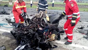 Braşov: Un tânăr a murit după ce autoturismul pe care îl conducea s-a izbit de un TIR - FOTO