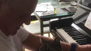 VIDEO Celebrul Anthony Hopkins cântă la pian pentru pisica lui