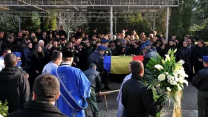 Cluj: Sute de persoane, la înmormântarea a doi dintre militarii morţi în accidentul aviatic - FOTO