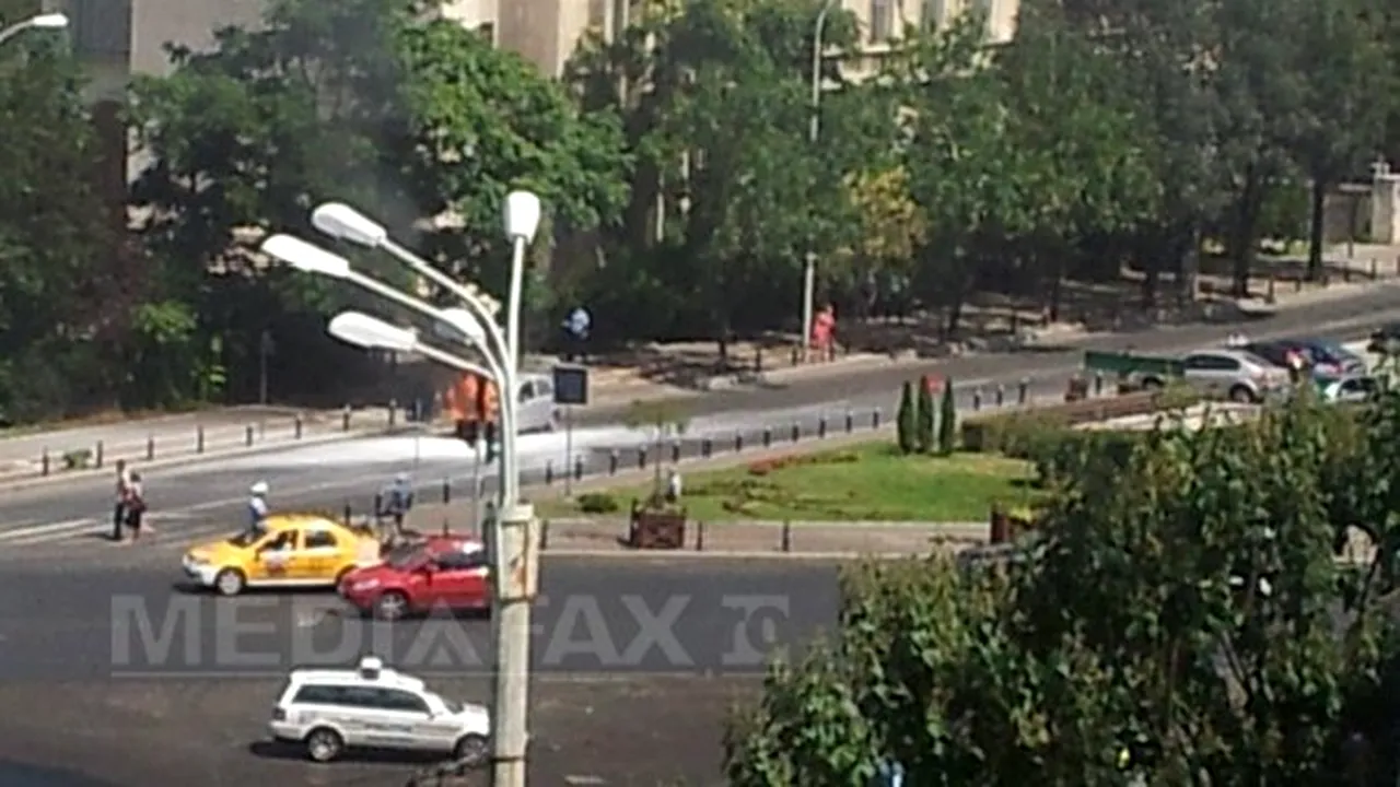 O maşină a luat foc lângă sediul Guvernului. IMAGINI din Piaţa Victoriei - FOTO, VIDEO