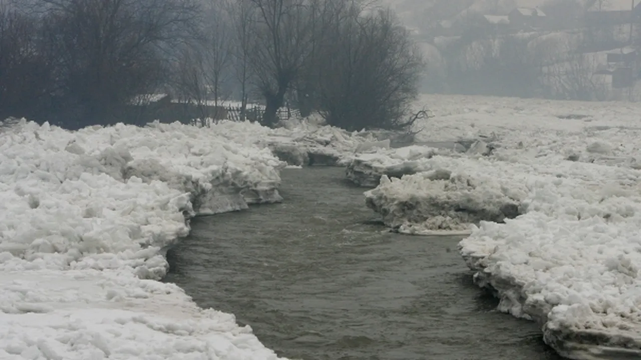 Neamţ: 51 de oameni din Poiana Teiului rămân evacuate până la eliminarea pericolului de inundaţii