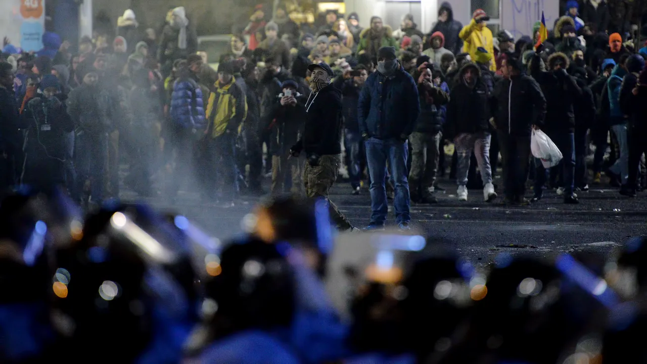 Încă cinci persoane au fost ARESTATE în urma violenţelor de la protestele din Piaţa Victoriei
