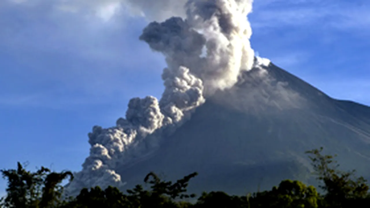 Sute de indonezieni se refugiază din calea unui vulcan care a intrat în erupţie