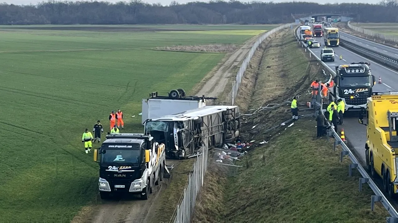 Trei români au murit, iar alţi patru au fost răniţi într-un grav accident în Slovenia. Autocarul transporta 32 de persoane spre Italia