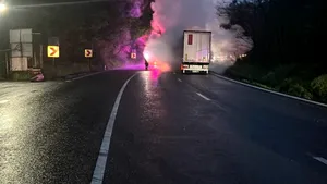 Un TIR a luat foc pe DN7, Rm. Vâlcea-Piteşti. Traficul este îngreunat