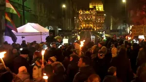 Romii maghiari au protestat la Budapesta cu steaguri și perii de toaletă, după afirmațiile jignitoare ale unui ministru din cabinetul Orbán