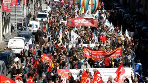 Zeci de mii de persoane protestează la Paris faţă de măsurile de austeritate