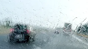 Ministerul Transporturilor: Circulaţia este întreruptă pe anumite segmente de drum, echipele intervin / Drum naţional din Harghita, închis traficului: apa are jumătate de metru pe carosabil. FOTO