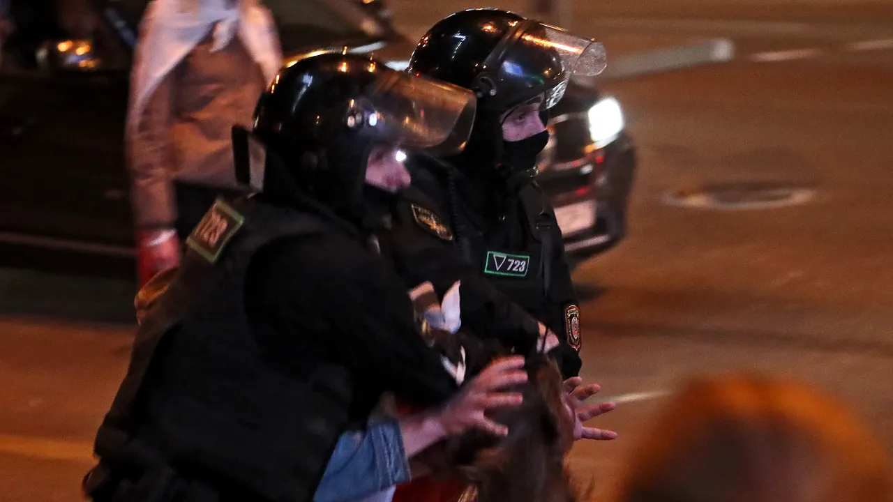 Videoclip spectaculos: Un protestar din Belarus scapă în ultima clipă de poliţie sărind într-un Logan la un semafor