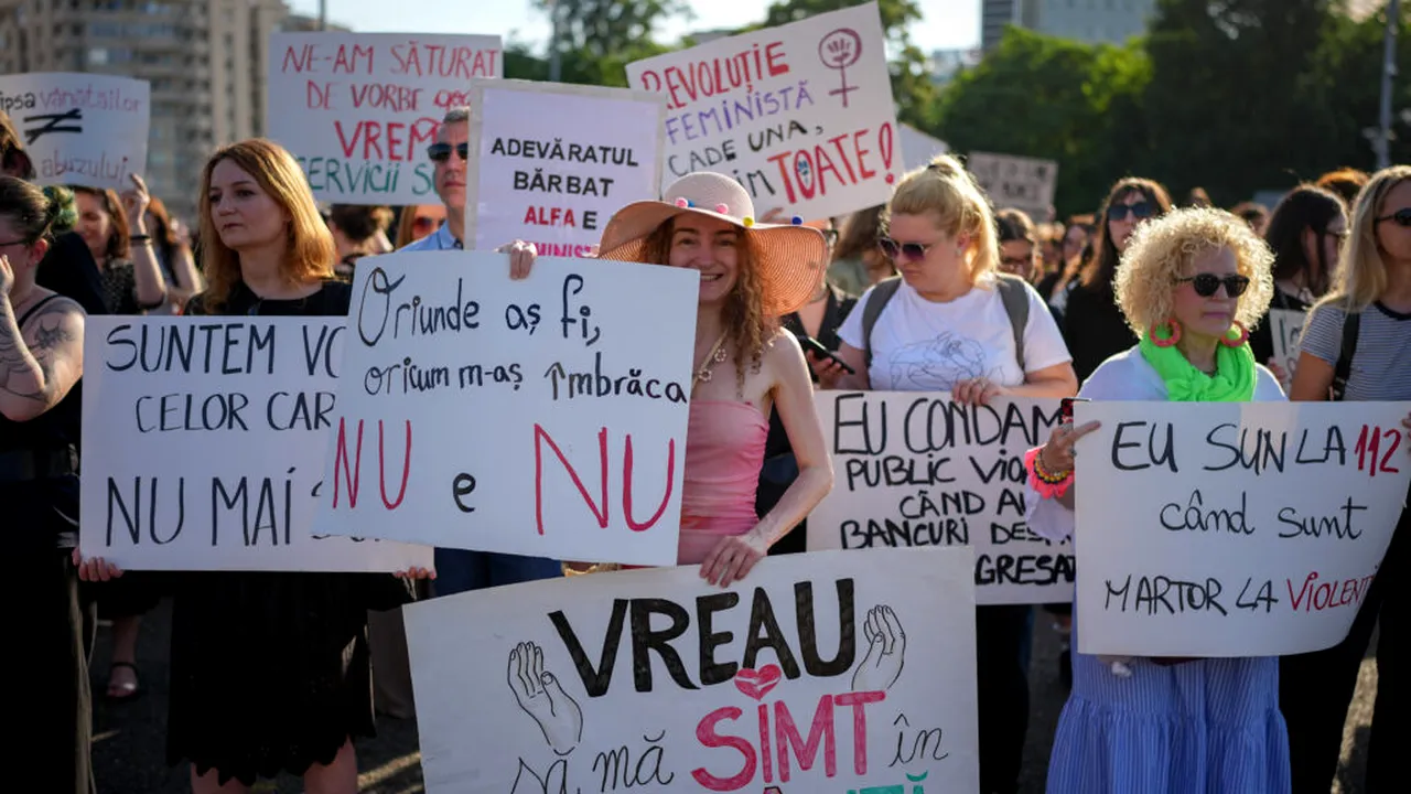 Câteva mii de persoane participă la protestul din Piața Victoriei împotriva violenței asupra femeilor