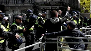 Proteste la Paris pe 1 Mai. Poliţia a reţinut zeci de persoane