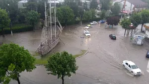 Mai multe străzi din Mangalia, inundate în urma unei ploi torenţiale - GALERIE FOTO 