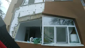 EXPLOZIE într-un apartament din Deva: O femeie a fost rănită | FOTO