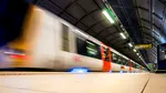 Un bărbat a supraviețuit după ce s-a agățat de un tren de mare viteză. Coborâse să fumeze o țigară