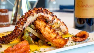 Caracatiţele, homarii şi crabii sunt fiinţe sensibile şi nu ar trebui să fie gătite de vii, potrivit unui raport britanic