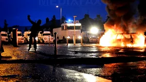 Confruntări violente în Irlanda de Nord