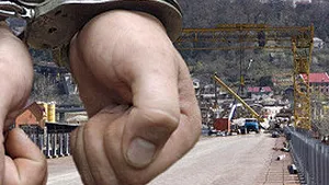 Contrabandist care purta trei pantaloni şi 15 chiloţi, reţinut de vameşii ucraineni
