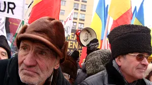 Trei persoane care participau la manifestările de la Iaşi, ridicate de poliţişti - VIDEO