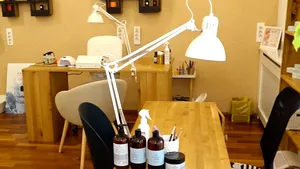 Unele saloane de înfrumuseţare au deja liste cu clienţi în aşteptare. Din 15 mai îşi redeschid uşile