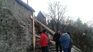 S-a prăbuşit o porţiune din zidul Cetăţii din Sighişoara. Traficul este parţial restricţionat