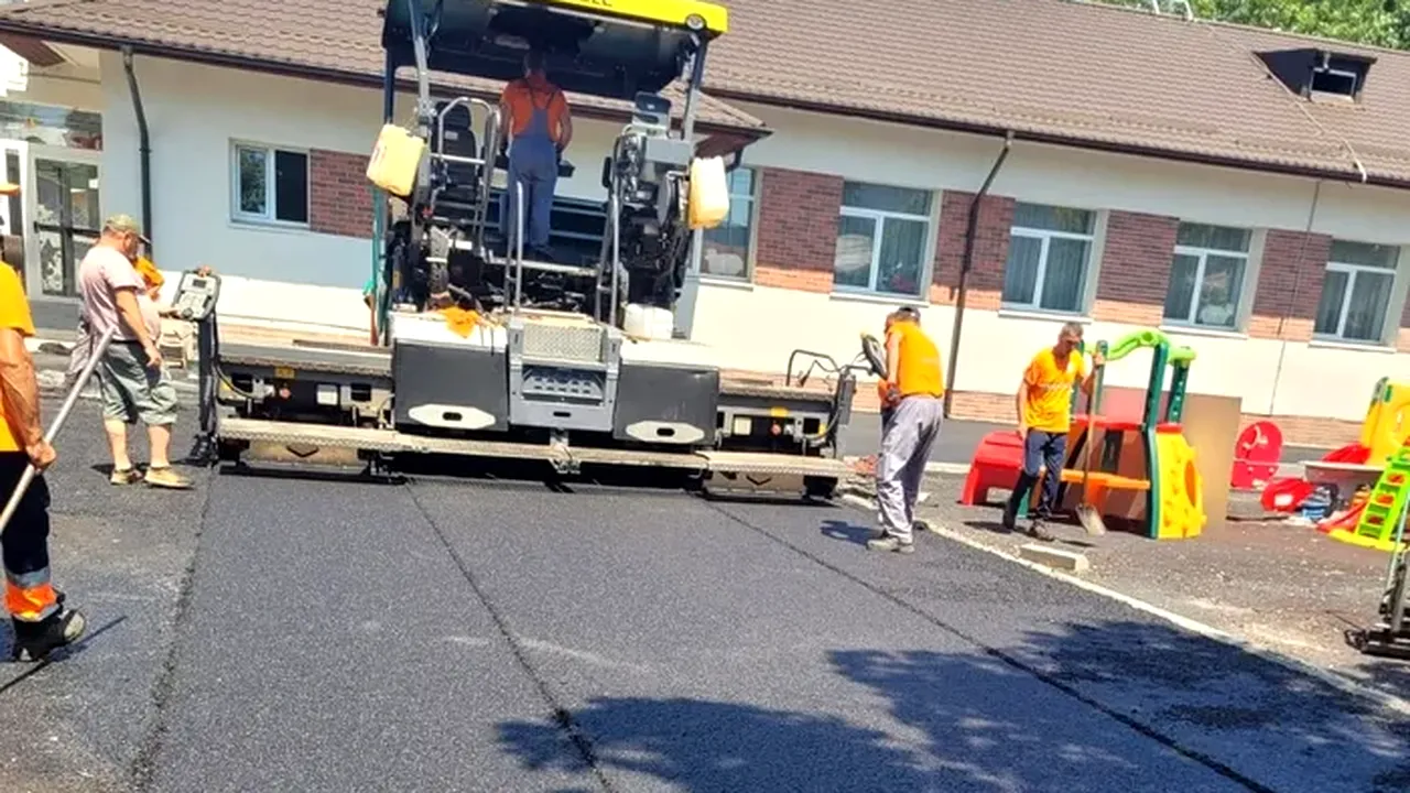 (P) Infrastructură S5. Infrastructură S5 a continuat intervențiile din cadrul unităților de învățământ. A fost reamenajată curtea Grădiniței 54