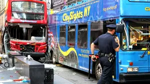 Paisprezece răniţi după o coliziune între două autocare turistice în Times Square, la New York - FOTO