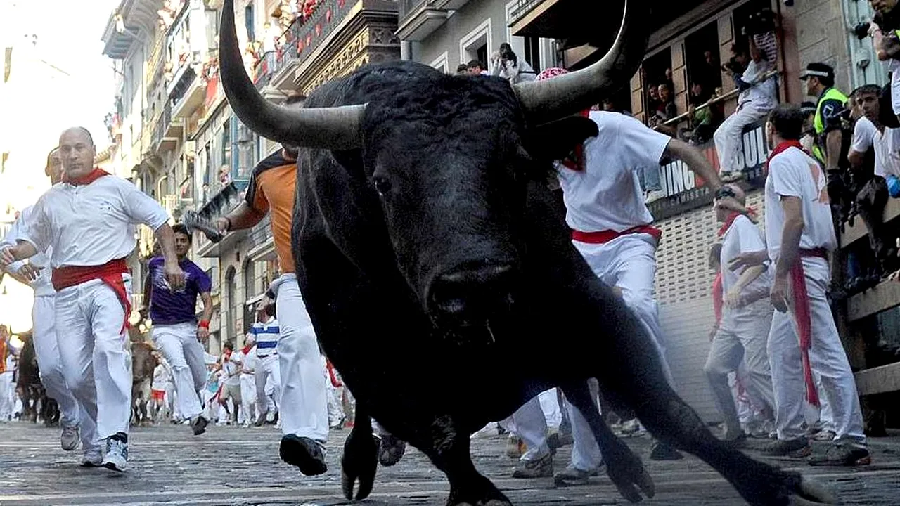 Cursa cu tauri de la Festivalul San Fermin: Cinci persoane au fost rănite, după ce au fost împunse cu coarnele | VIDEO