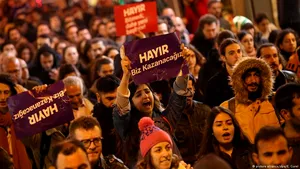 VIDEO Cel puţin 49 de persoane, REŢINUTE în Turcia în timpul protestelor faţă de referendum