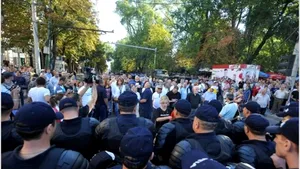 Judecătorii Tribunalului Dolj, protest cu banderole albe. Ameninţă că nu vor mai soluţiona dosare