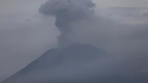 Vulcanul indonezian Semeru erupe. Populaţia este avertizată să stea departe 