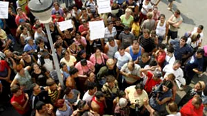 Cinci poliţişti comunitari răniţi în conflictul cu comercianţii din Piaţa Obor (VIDEO)