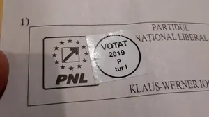 Alegeri prezidenţiale 2019. Un român stabilit în Londra arată cum poate fi reutilizat autocolantul cu menţiunea „Votat”/ Reacţia AEP: Nu există posibilitatea fraudării acestui vot - VIDEO