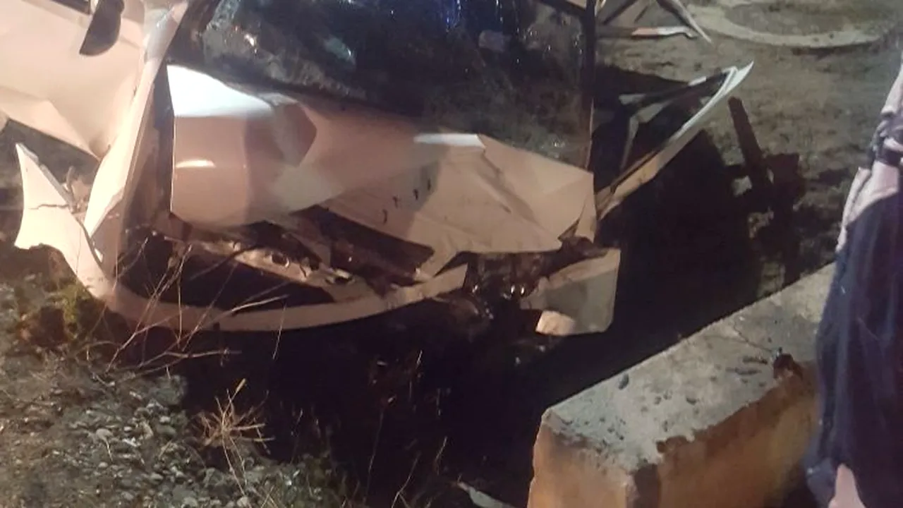 Un tânăr a murit, iar altul a fost grav rănit, după ce au intrat cu maşina într-un cap de pod | FOTO