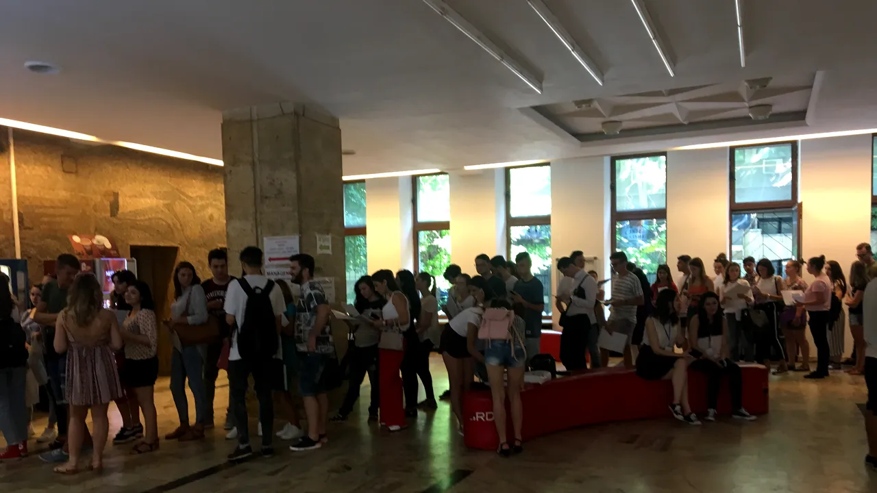 FOTO | Înscrierea la facultate. Mii de candidaţi, la coadă pentru a-şi depune dosarul la ASE, în Bucureşti. Care sunt cele mai căutate facultăţi / Universităţile din Cluj, aproape 10.000 de locuri bugetate, peste jumătate la UBB