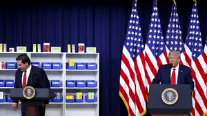 Trump rămâne favorit pentru republicani şi în raport cu Biden, dar popularitatea lui DeSantis creşte