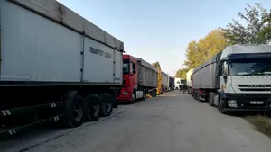Cozi uriaşe la vamă. Şoferii de camioane aşteaptă ore întregi pentru a ieşi din ţară
