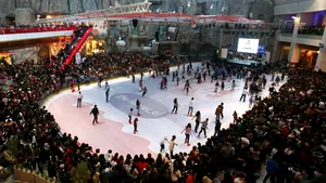 REPORTAJ: Sportivii cluburilor de patinaj artistic din Bucureşti se antrenează de un an în mall-uri