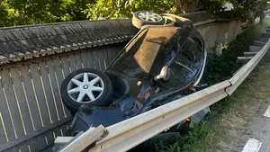 FOTO: Mașină strivită între parapet și gard. Cinci persoane, între care doi copii, au ajuns la spital