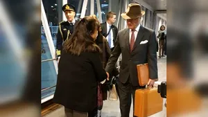 Regele şi regina Suediei au impresionat printr-un gest de modestie pe care l-au făcut pe aeroport, în India | FOTO, VIDEO