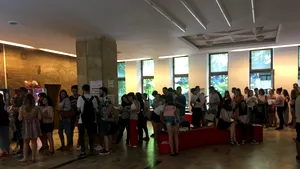 FOTO | Înscrierea la facultate. Mii de candidaţi, la coadă pentru a-şi depune dosarul la ASE, în Bucureşti. Care sunt cele mai căutate facultăţi / Universităţile din Cluj, aproape 10.000 de locuri bugetate, peste jumătate la UBB