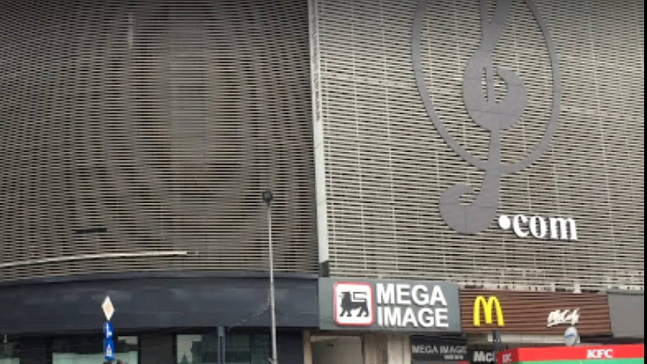Sfârşitul unei ere: Supermarketul Mega Image de la parterul Unirea Shopping Center, din inima Bucureştiului, a fost închis după aproape 15 ani 