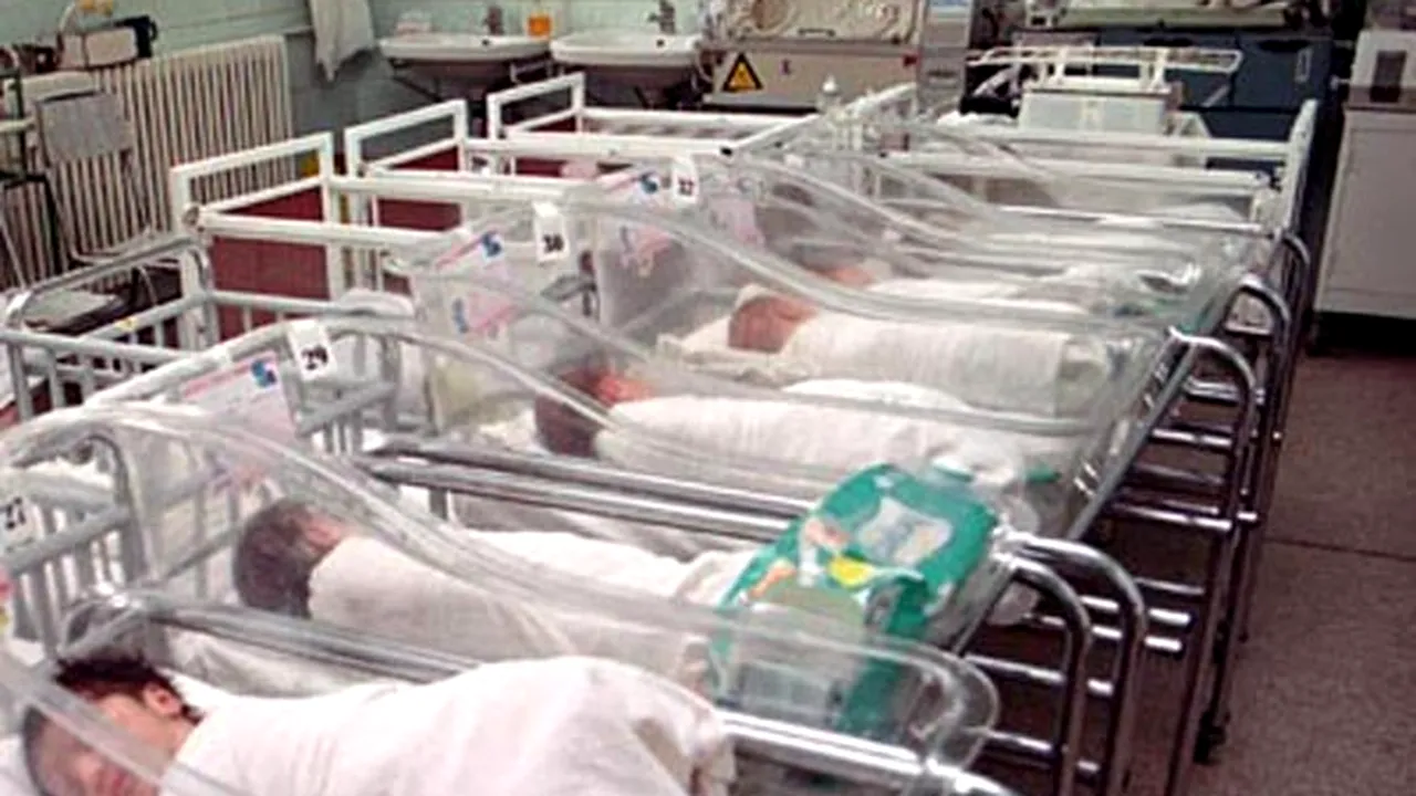 Bebeluş în stare gravă, după ce a fost uitat de o asistentă în incubator - VIDEO