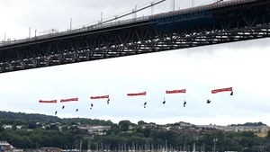 Protest inedit Greenpeace: activiștii s-au suspendat de un pod, blocând traficul naval
